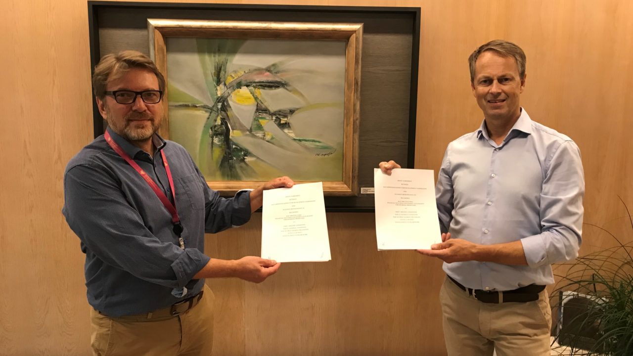 Contract signing: Left: Kim Daugaard Jørgensen Kristmoen, Assistant Director, Section for Privat Sector Development (Norad)  Right: Oddleif Hatlem, Investment Director (AMAS).
